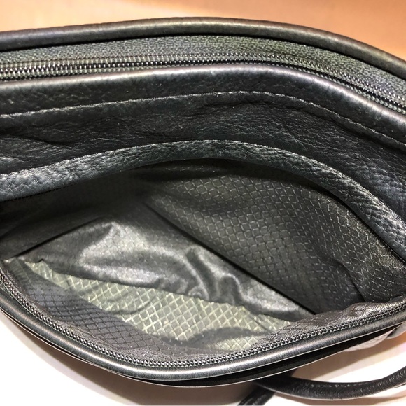 Great Bags Crocodile Texture Leather Two-Toned Crossbody Bag. - Picture 8 of 9